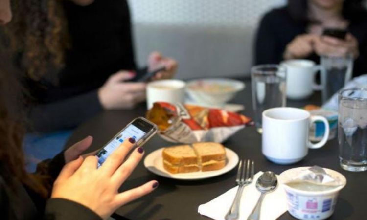 زده کوونکي موبایل ته تر غذا ترجېح ورکوي!